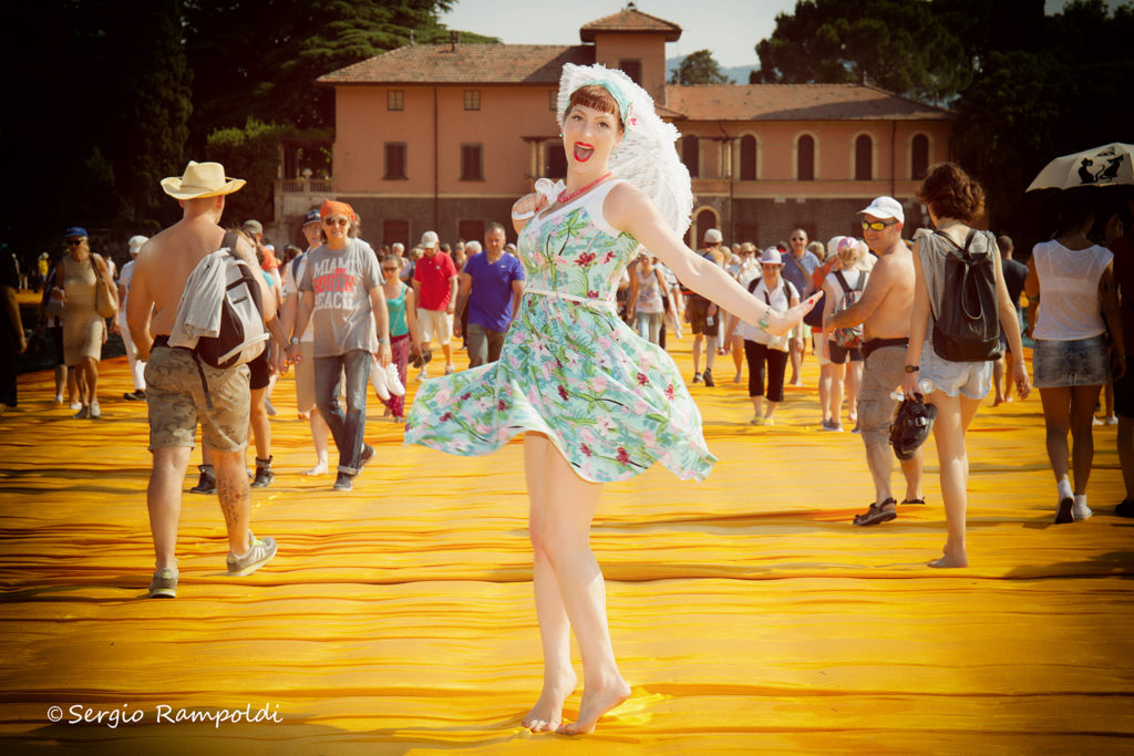 La solo PinUp fotografata sul Floating Piers